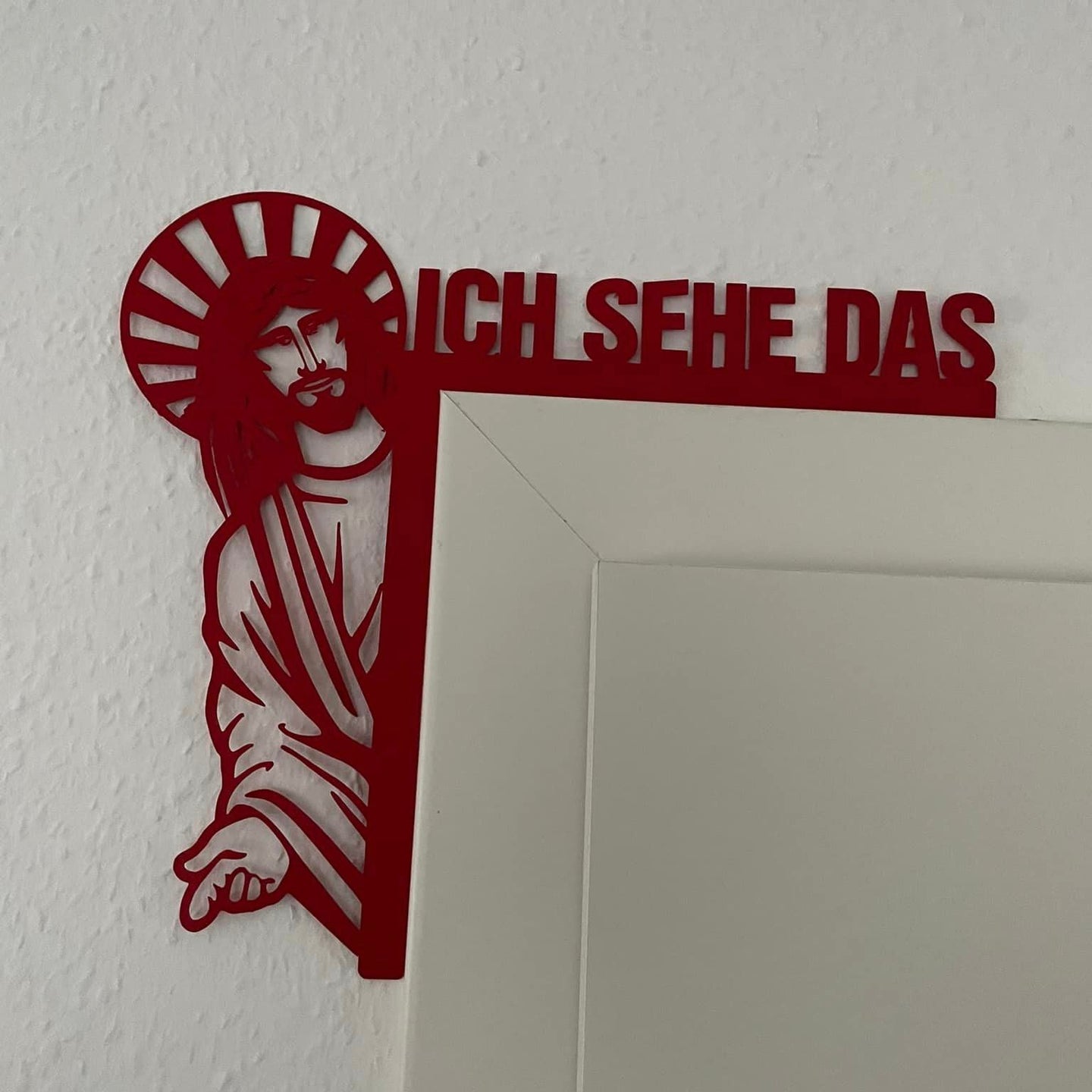 Rotes Schild mit dem Schriftzug "Ich sehe das" und Jesusfigur, von easy-sticks, für dekorative Bastelideen.