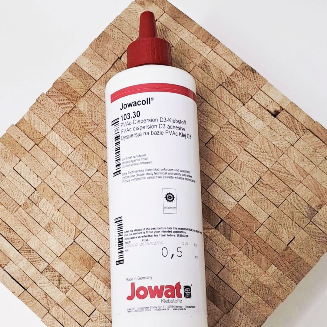 Jowacoll Holzleim 500 g von Easy-Sticks, in einer klaren Flasche, präsentiert vor einem dekorativen Holzuntergrund. Ideal für Möbelbau und DIY-Projekte.