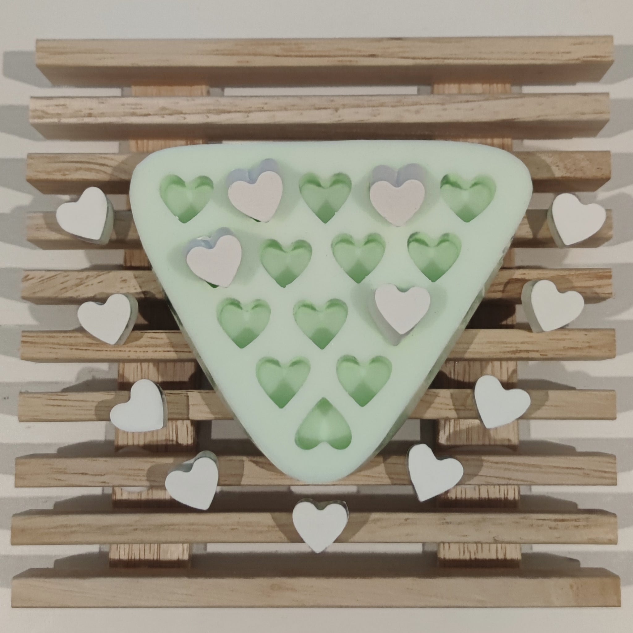 Detailansicht der Silikon-Gießform "Silikon – Gießform – 15 Mini Herzen" von easy-sticks, die die Form von 15 kleinen Herzen zeigt, perfekt für kreative DIY-Projekte.