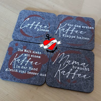 Coaster Set mit kreativen Kaffee-Sprüchen von easy-sticks, ideal für hippe Wohnräume, inklusive Sprüchen auf grauem Hintergrund, die deinen Kaffeegenuss unterstreichen.
