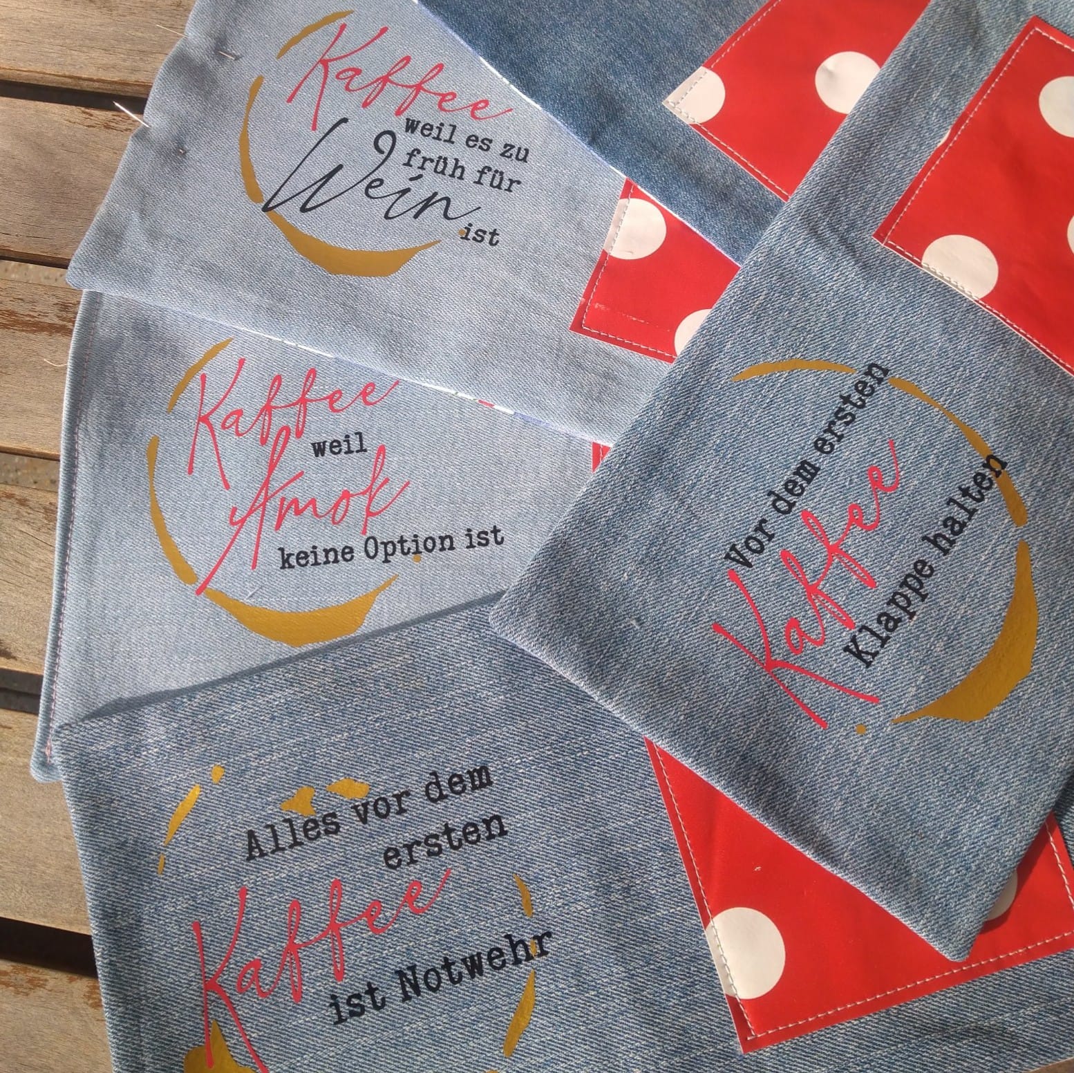 Verschiedene Stoffe und Beutel mit kreativen Kaffee-Sprüchen, die zeigen, wie vielseitig die 'Kaffee Sprüche Plotterdatei' von easy-sticks für persönliche Projekte genutzt werden kann.