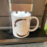 Eine dampfende Kaffeetasse unter einer Kaffeemaschine mit dem Spruch 'Das Leben ist zu kurz für schlechten Kaffee' - ein tolles Beispiel aus der 'Kaffee Sprüche Plotterdatei' von easy-sticks.