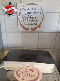 Stylisches Küchen-Accessoire mit motivierenden Kaffee Sprüchen von easy-sticks, perfect für ein modernes Ambiente und um die Liebe zum Kaffee zu zeigen.