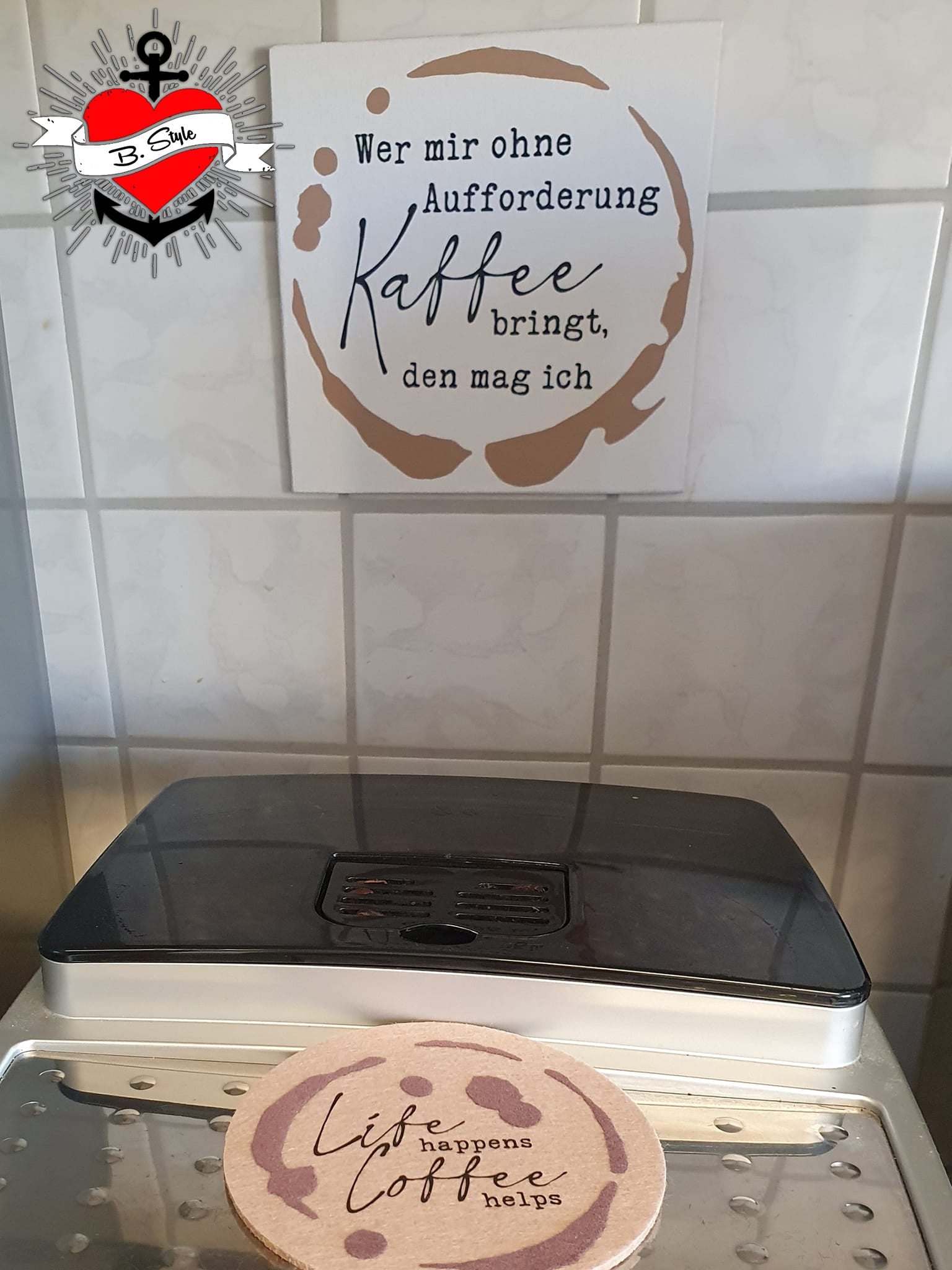 Stylisches Küchen-Accessoire mit motivierenden Kaffee Sprüchen von easy-sticks, perfect für ein modernes Ambiente und um die Liebe zum Kaffee zu zeigen.