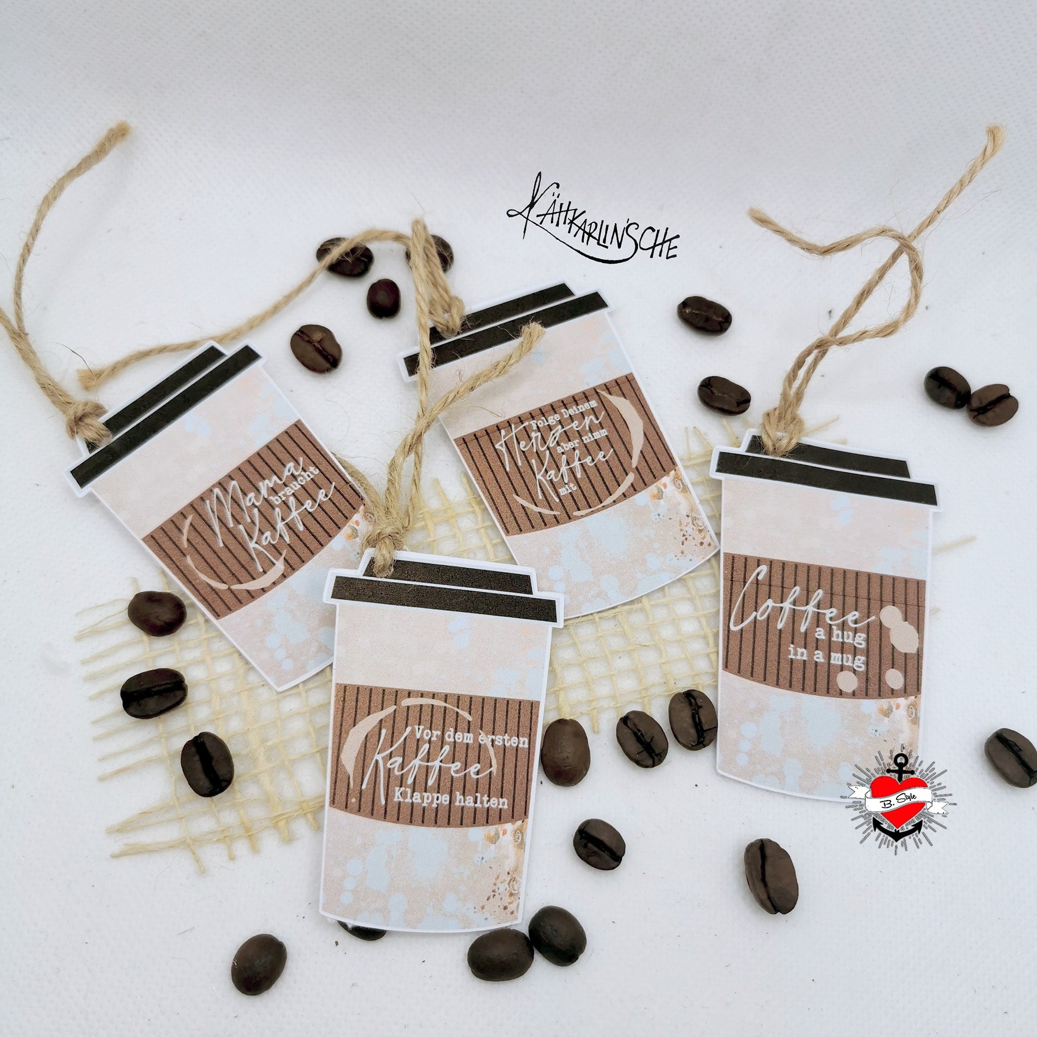 Ein Set von kreativ gestalteten Anhängern mit Kaffeetassenmotiven und Sprüchen, ideal für DIY-Projekte - erhältlich in der 'Kaffee Sprüche Plotterdatei' von easy-sticks.