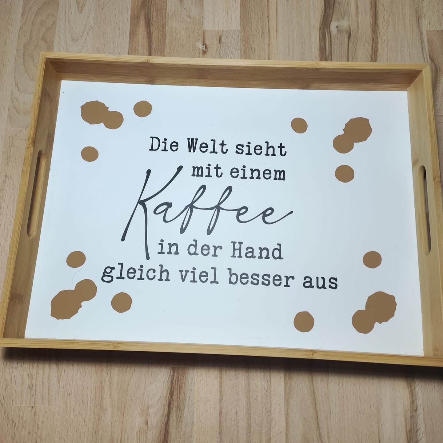 Bambusservierteller mit Kaffeepersönlichkeit von easy-sticks, der Spruch "Die Welt sieht mit einem Kaffee in der Hand gleich viel besser aus" bringt Stil in dein Zuhause.