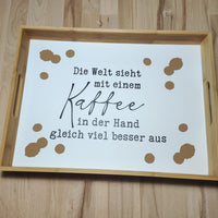 Bambusservierteller mit Kaffeepersönlichkeit von easy-sticks, der Spruch "Die Welt sieht mit einem Kaffee in der Hand gleich viel besser aus" bringt Stil in dein Zuhause.
