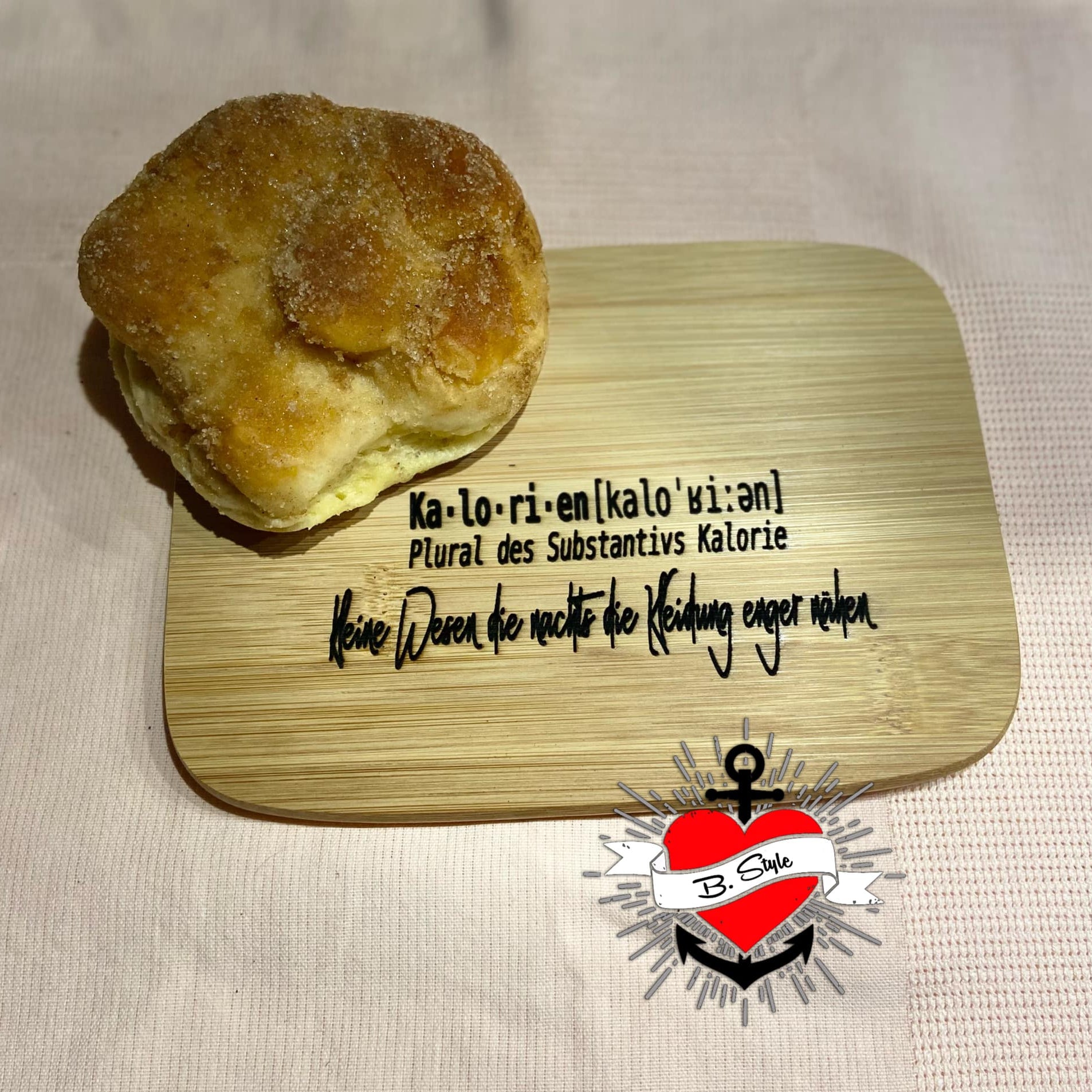 Ein gebackenes Produkt auf einem Holzbrett mit der Gravur von Kalorien Sprüchen, ideal zur Nutzung mit der Plotterdatei von easy-sticks.