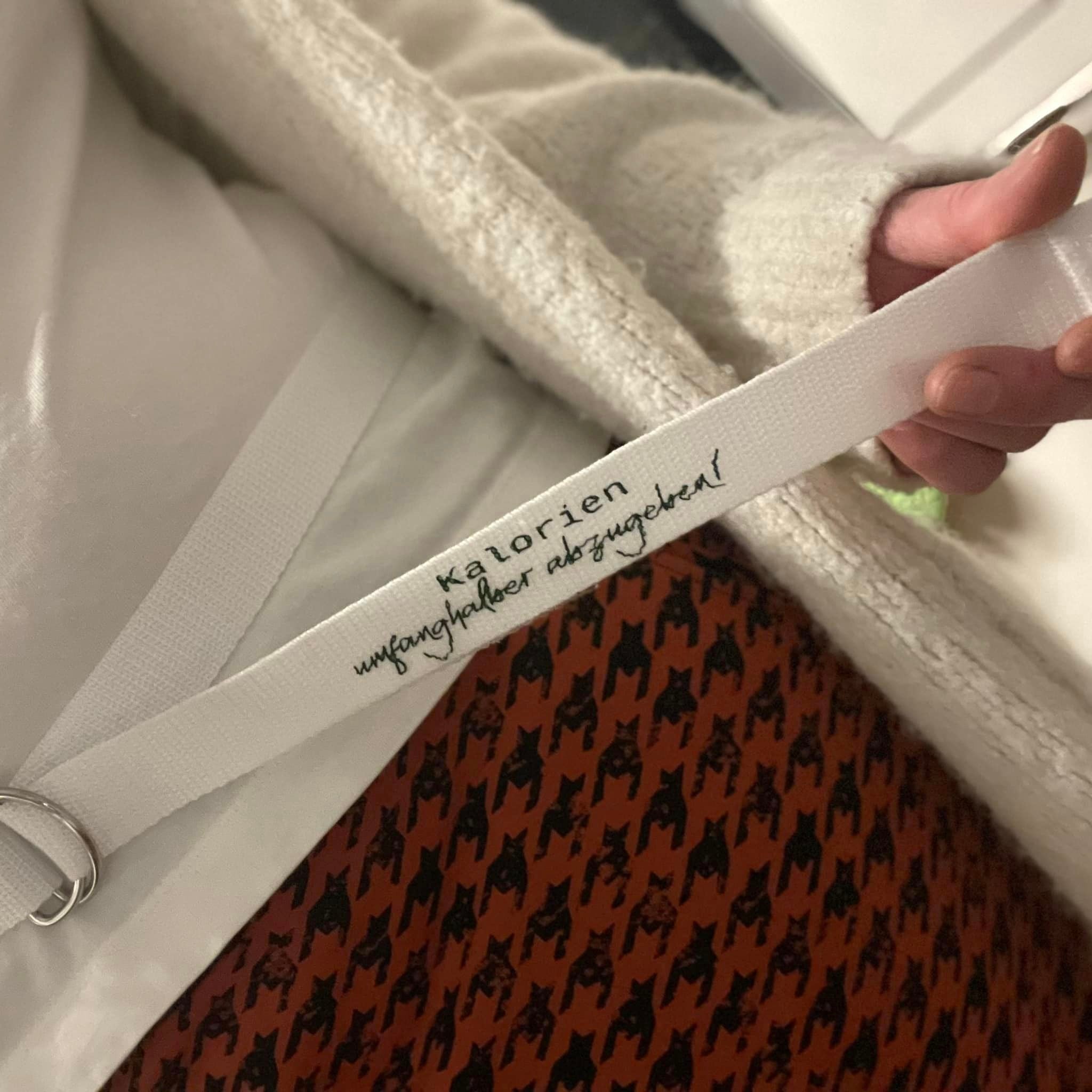 Eine kreative Anwendung der Kalorien Sprüche Plotterdatei von easy-sticks auf einem Stoffband, das den Schriftzug "Kalorien" zeigt.
