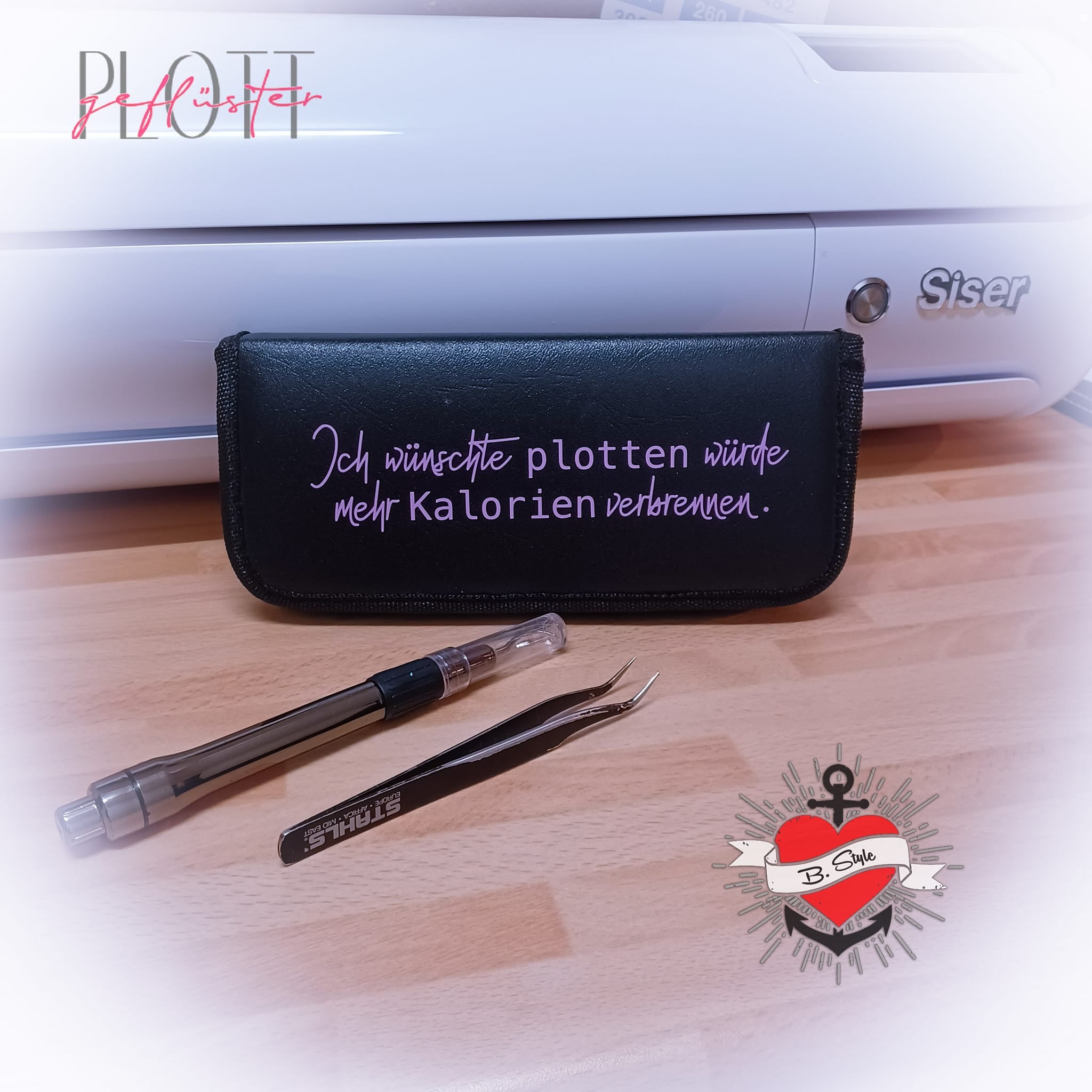 Praktische Kalorien Sprüche Plotterdatei von easy-sticks, mit einem motivierenden Spruch auf einer Basteloberfläche, perfekt für die Nutzung mit Plottermaschinen.