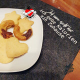 Ein Teller mit verschiedenen Plätzchen und dem Spruch „Ich gebe Kalorien ein Zuhause“, gestaltet mit der Plotterdatei von easy-sticks.