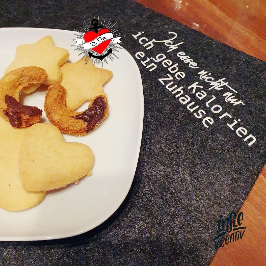 Ein Teller mit verschiedenen Plätzchen und dem Spruch „Ich gebe Kalorien ein Zuhause“, gestaltet mit der Plotterdatei von easy-sticks.