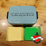 Eine blaue Lunchbox mit dem Spruch „Ich zähle keine Kalorien“ – eine coole Verwendung der Kalorien Sprüche Plotterdatei von easy-sticks.