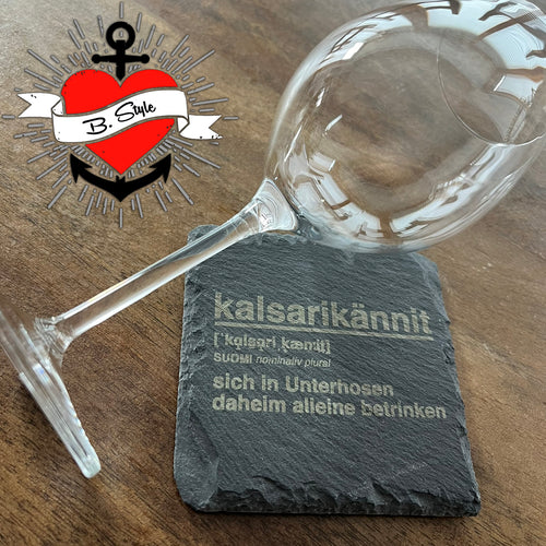 Kreatives Kalsarikännit Design von easy-sticks: Eine elegante Glaskelch und ein gravierter Stein mit dem Wort 