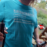 Modisches T-Shirt in Türkis mit der Aufschrift "Kalsarikännit", inspiriert durch die Plotter Datei von easy-sticks, ideal für kreative Freizeitanlässe.