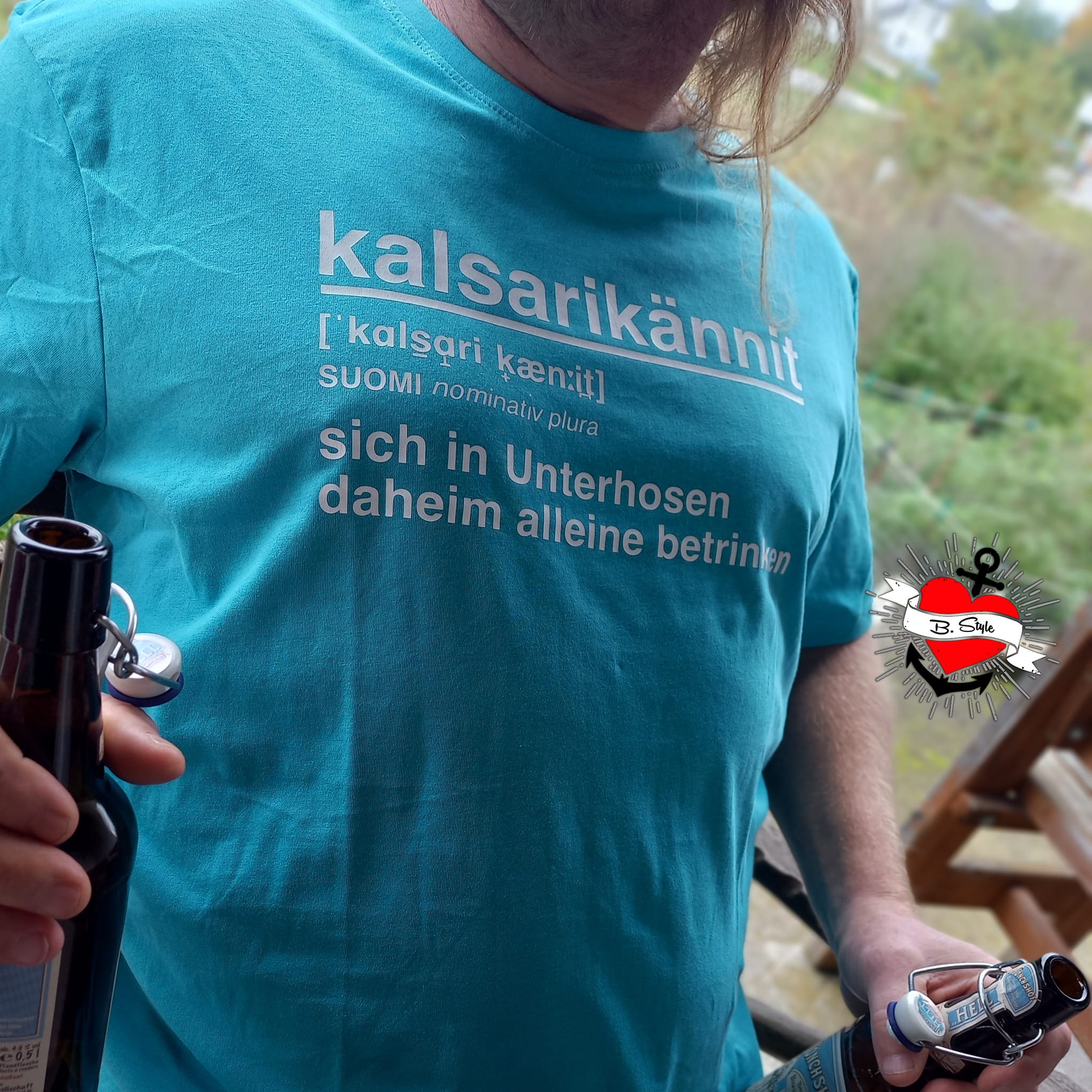Modisches T-Shirt in Türkis mit der Aufschrift "Kalsarikännit", inspiriert durch die Plotter Datei von easy-sticks, ideal für kreative Freizeitanlässe.