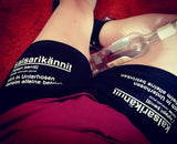 Aufnahme von Shorts mit der humorvollen Aufschrift "Kalsarikännit", designt mit der Plotter Datei von easy-sticks für entspannte Abende.