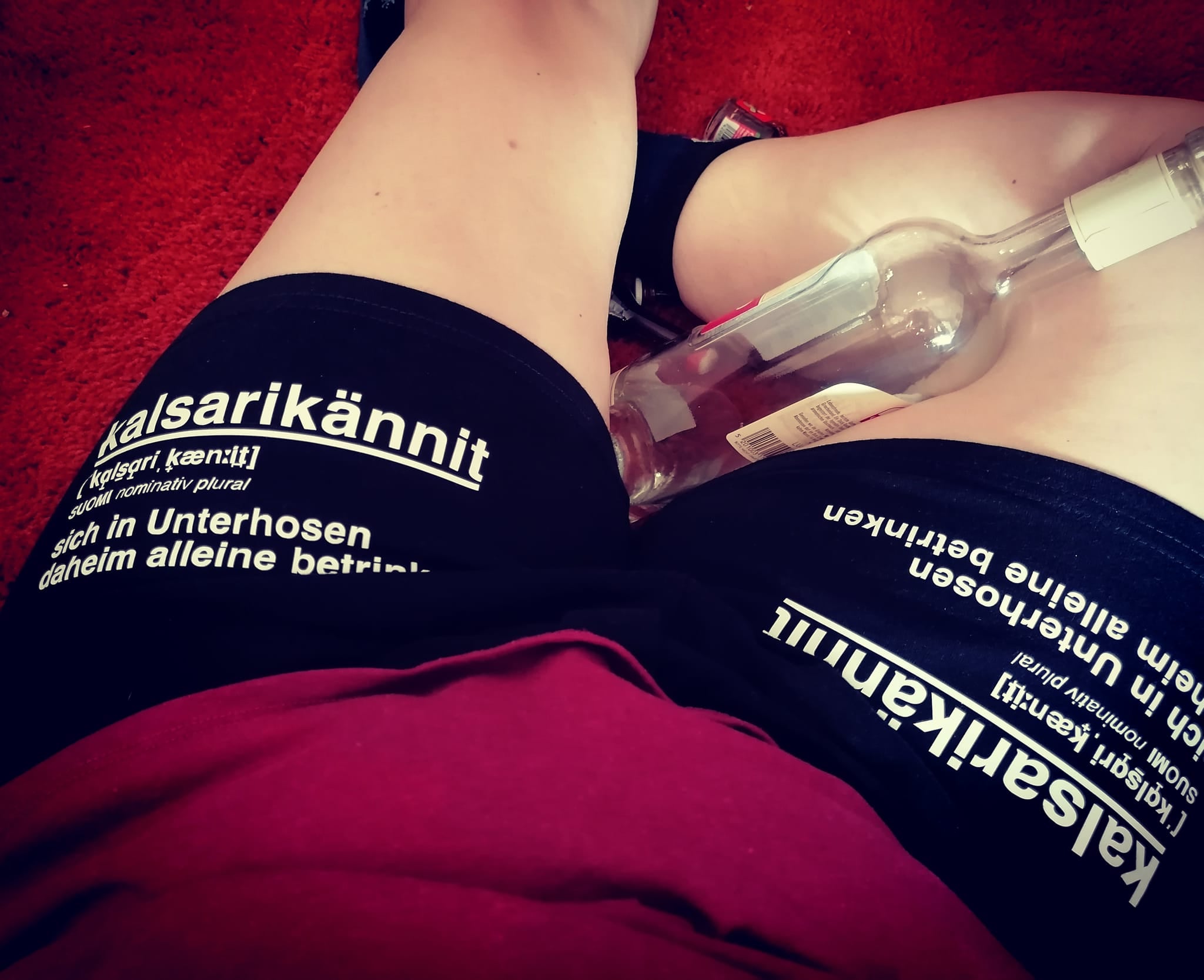 Aufnahme von Shorts mit der humorvollen Aufschrift "Kalsarikännit", designt mit der Plotter Datei von easy-sticks für entspannte Abende.