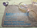 Praktische Tischunterlage mit der Aufschrift "Kalsarikännit", gestaltet mit der Plotter Datei von easy-sticks, ideal für BBQs und gesellige Runden.