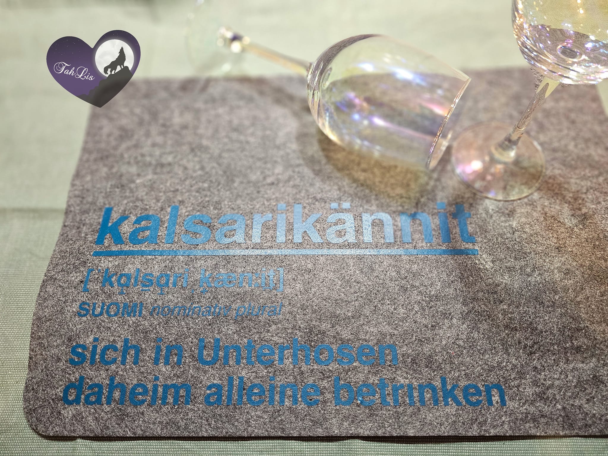Praktische Tischunterlage mit der Aufschrift "Kalsarikännit", gestaltet mit der Plotter Datei von easy-sticks, ideal für BBQs und gesellige Runden.