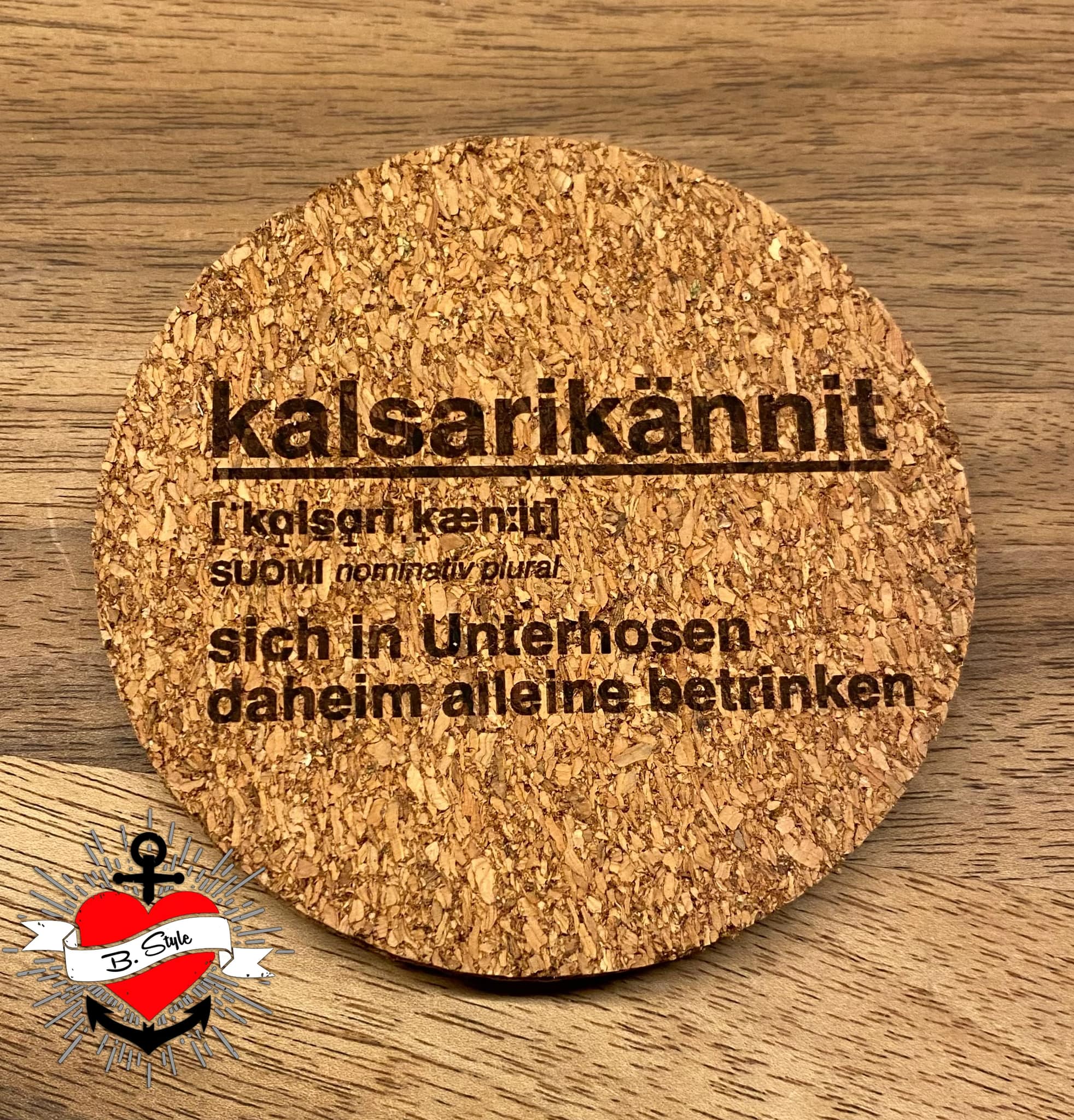 Kreativer Untersetzer mit der Aufschrift "Kalsarikännit", erstellt mit der Plotter Datei von easy-sticks, perfekt für stilvolle Getränke.