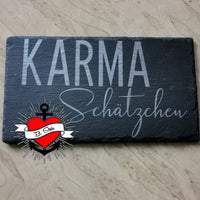 Eine stilvolle Schieferplatte mit dem Schriftzug 'KARMA Schätzchen', designt mit der Plotterdatei von easy-sticks, perfekt für persönliche Geschenke.