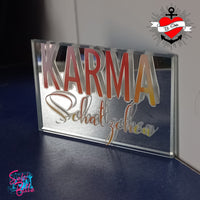 Ein farbenfrohes Acrylschild mit dem Schriftzug 'KARMA Schätzchen', erstellt mit der Plotterdatei von easy-sticks, ideal für kreative DIY-Projekte.