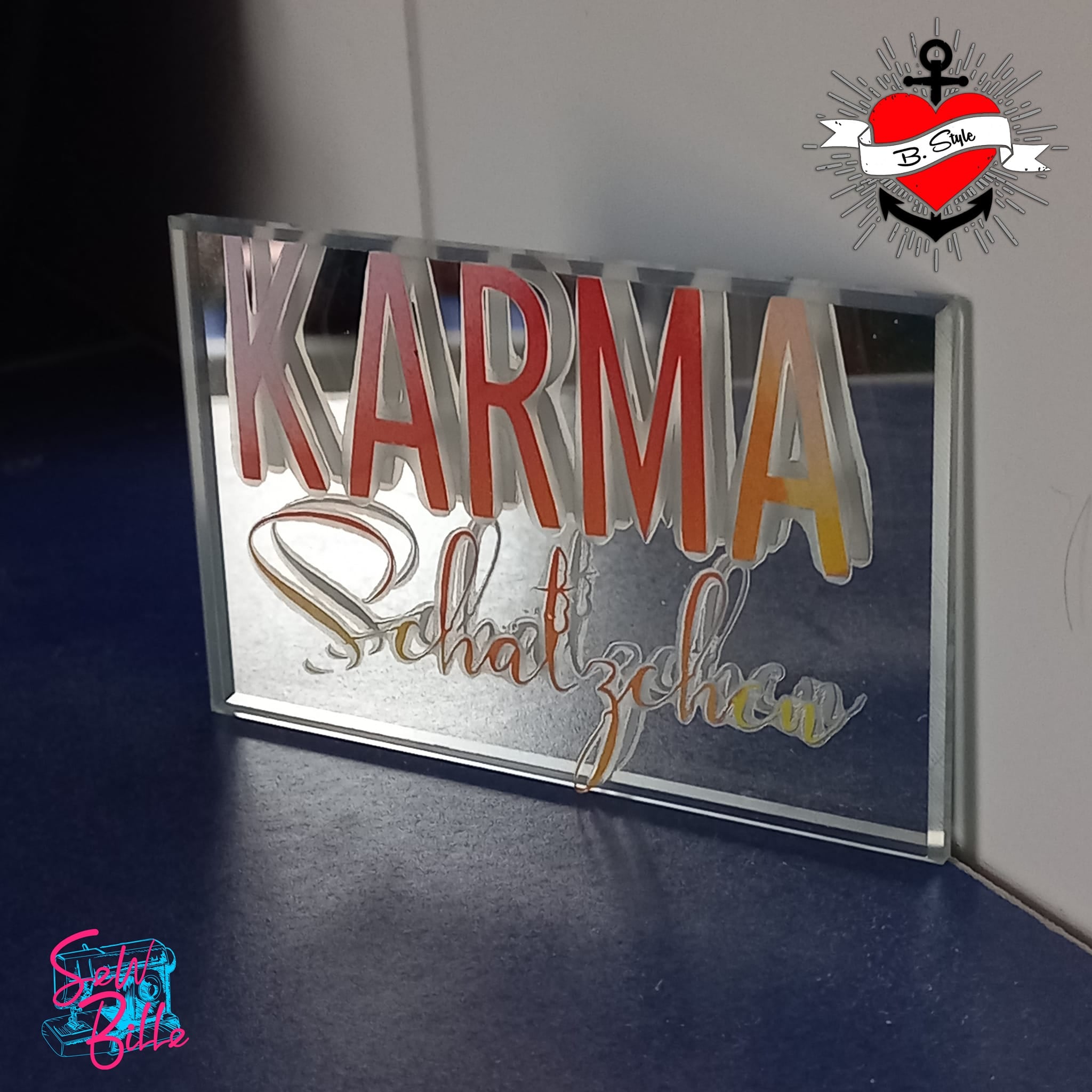 Ein farbenfrohes Acrylschild mit dem Schriftzug 'KARMA Schätzchen', erstellt mit der Plotterdatei von easy-sticks, ideal für kreative DIY-Projekte.