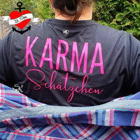 Kreative Bekleidungsdesigns mit der KARMA Schätzchen Plotterdatei von easy-sticks. Der schwarze Shirt-Rücken mit leuchtend pinkem Schriftzug macht Lust auf individuelle Gestaltung.