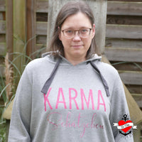 Frau in einem grauen Hoodie mit dem bunten Schriftzug 'KARMA Schätzchen', ein Produkt von easy-sticks.