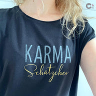 Naheinstellung eines schwarzen T-Shirts mit dem Aufdruck 'KARMA Schätzchen', erhältlich bei easy-sticks.