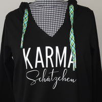 Stylisches schwarzes Sweatshirt mit Kapuze und dem Schriftzug 'KARMA Schätzchen', verfügbar bei easy-sticks.