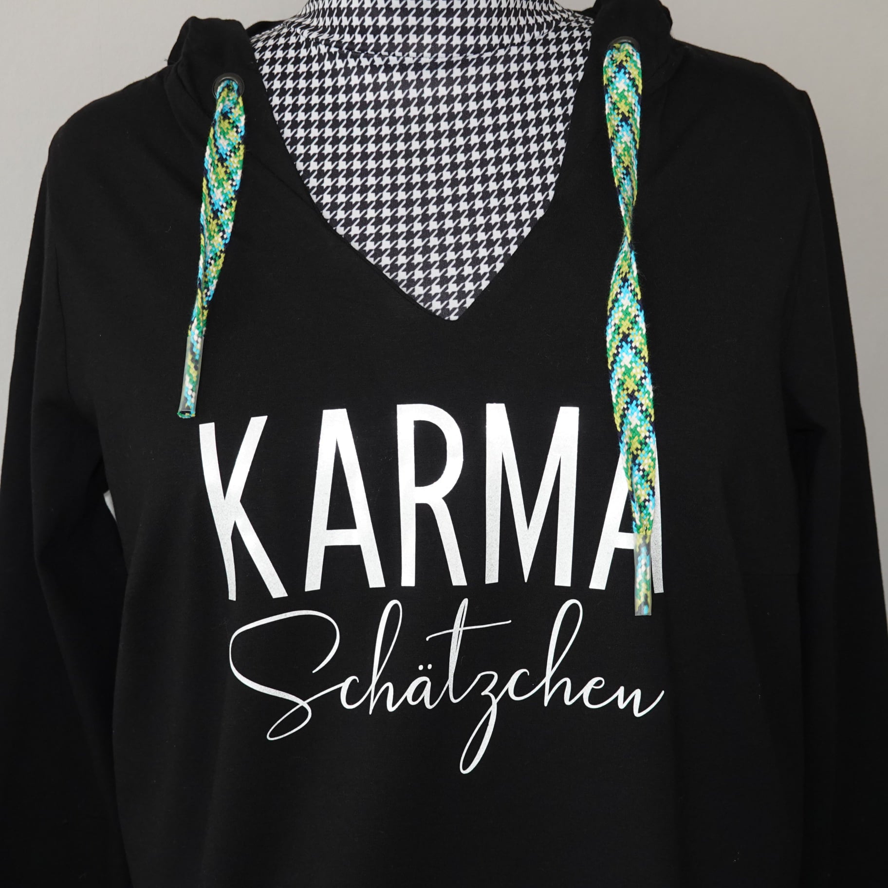 Stylisches schwarzes Sweatshirt mit Kapuze und dem Schriftzug 'KARMA Schätzchen', verfügbar bei easy-sticks.