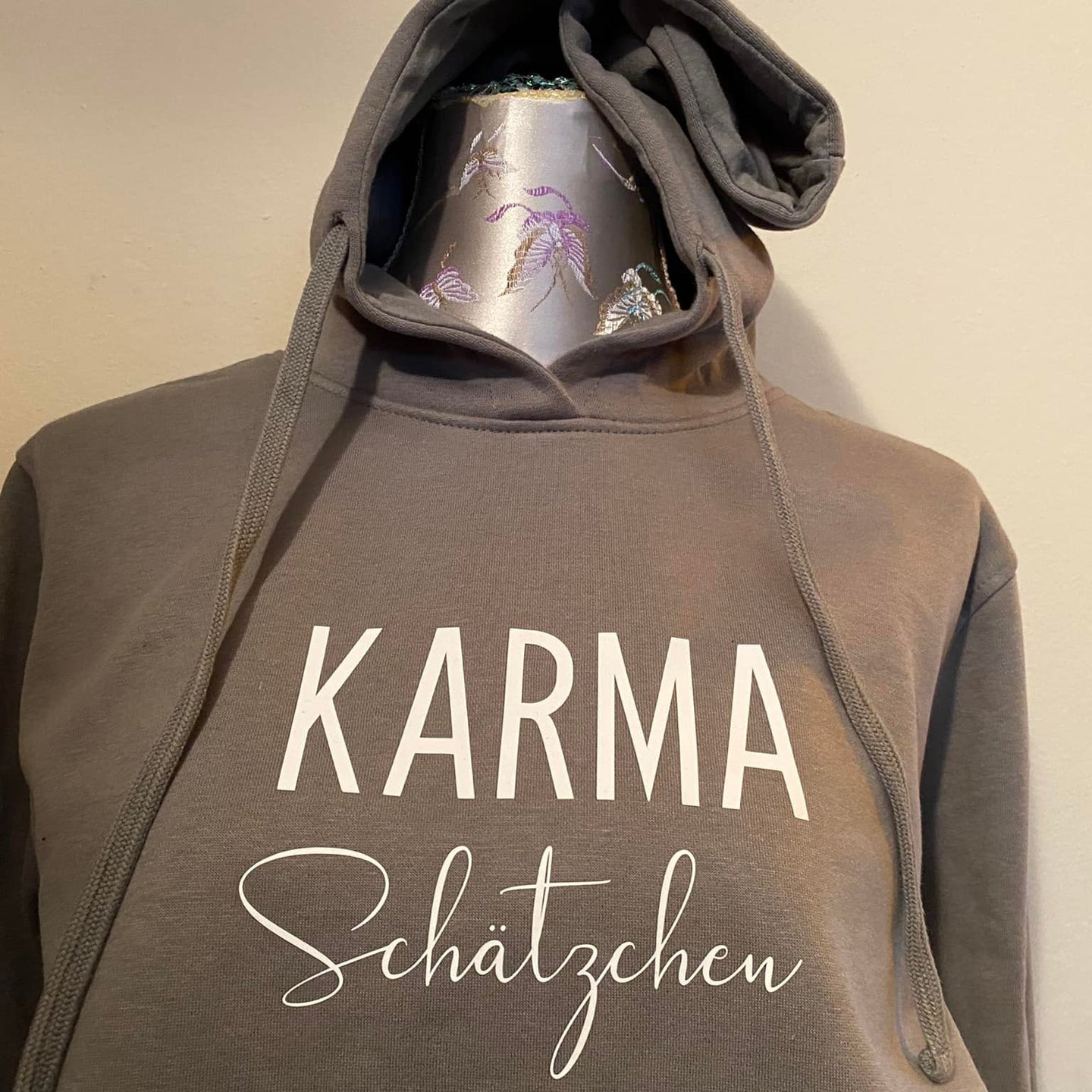 Stylischer Hoodie mit dem Design der KARMA Schätzchen Plotterdatei von easy-sticks. Die weiße Schrift hebt sich markant vom grauen Hintergrund ab und zeigt eine persönliche Note.