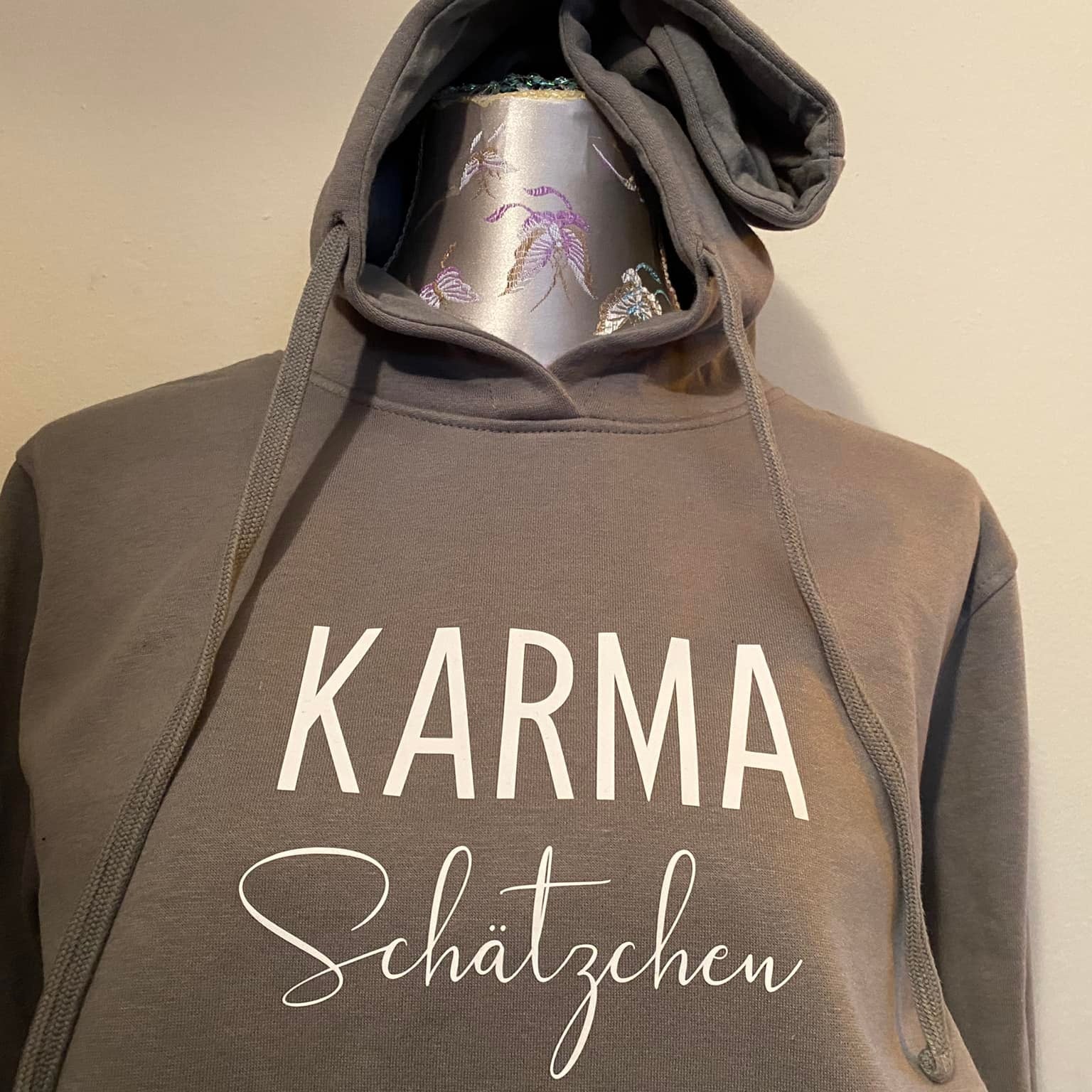 Stylischer Hoodie mit dem Design der KARMA Schätzchen Plotterdatei von easy-sticks. Die weiße Schrift hebt sich markant vom grauen Hintergrund ab und zeigt eine persönliche Note.