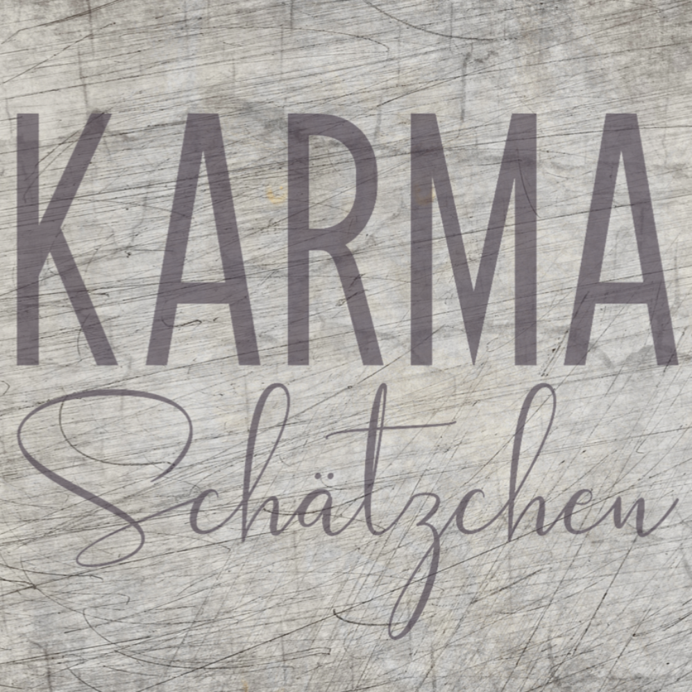 Kreative Gestaltungsidee: Die KARMA Schätzchen Plotterdatei von easy-sticks auf einer Holzoberfläche präsentiert. Die stilvolle Schrift zeigt die kreative Vielfalt der Datei.