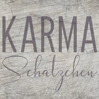 Kreative Gestaltungsidee: Die KARMA Schätzchen Plotterdatei von easy-sticks auf einer Holzoberfläche präsentiert. Die stilvolle Schrift zeigt die kreative Vielfalt der Datei.