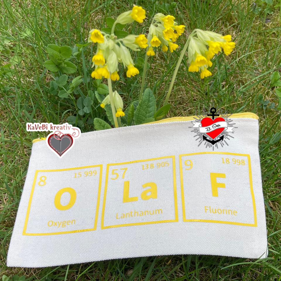 Kreative Aufbewahrungstasche mit dem Periodensystem-Druck von easy-sticks, ausgestattet mit chemischen Symbolen und gelben Blumen im Hintergrund, perfekt für DIY-Projekte.