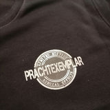 Ein Kleidungsstück (T-Shirt) in Schwarz mit dem einzigartigen 'Prachtexemplar'-Logo, das für Individualität und Stil steht, erhältlich von easy-sticks.
