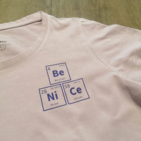 Feminines T-Shirt in sanften Farben mit chemischen Elementen, designed von easy-sticks, inspiriert von der ‘Periodensystem Plotterdatei’.