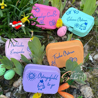 Ostern - Frühling Sprüche Plotterdatei von easy-sticks, farbenfrohe Eierboxen mit festlichen Aufdrucken und Töpfchen, ideal für frühlingshafte Geschenke.