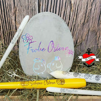 Ostern - Frühling Sprüche Plotterdatei von easy-sticks, betont mit einem dekorierten Beton-Ei und bunten Markern, perfekt für österliche Bastelideen.