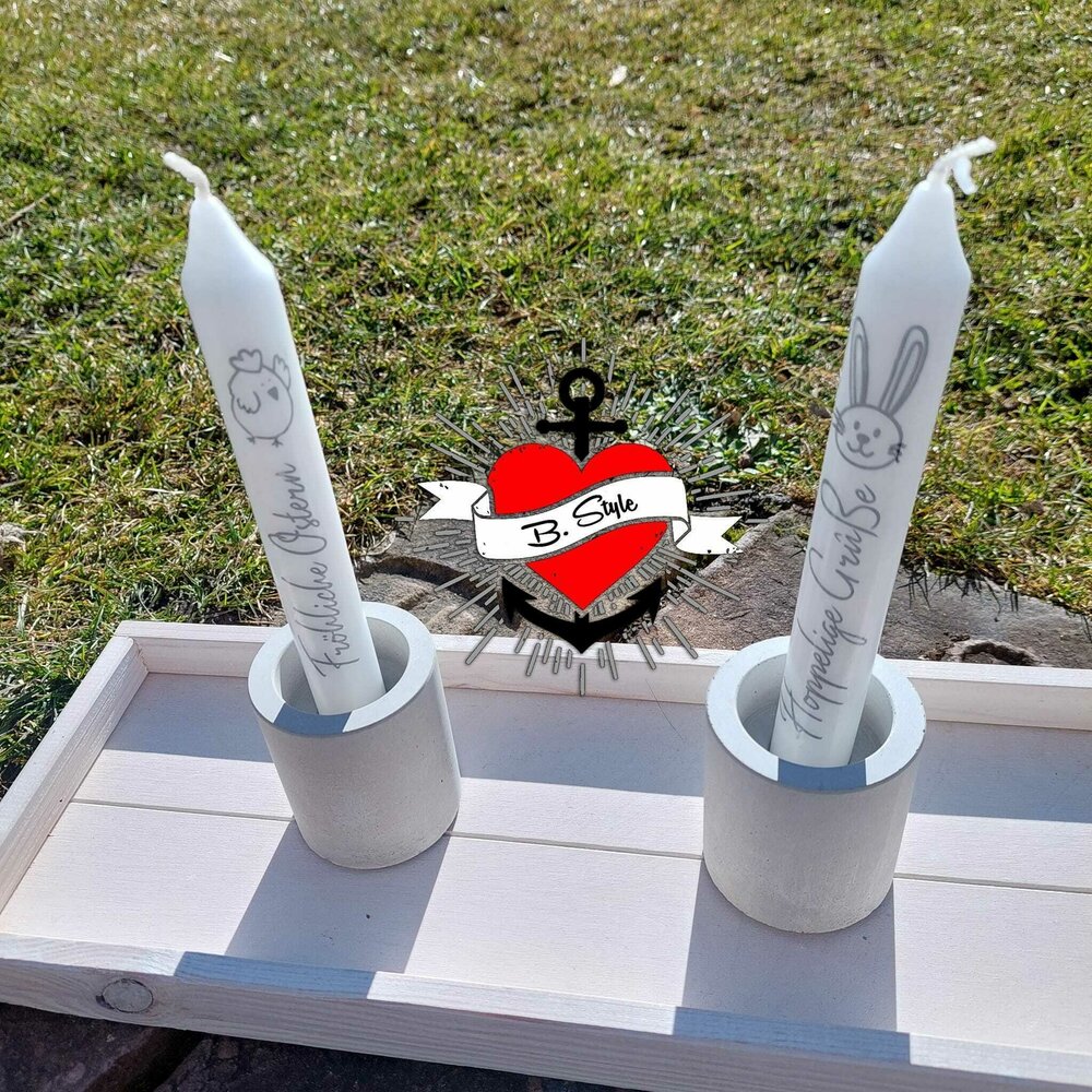 Zwei stilvolle Kerzen im Betonteller, verziert mit den Sprüchen aus der Plotterdatei „Ostern - Frühling Sprüche“ von easy-sticks, passend zur Frühjahrssaison.