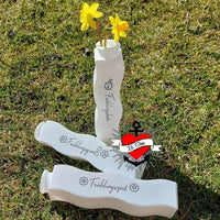 Ostern - Frühling Sprüche Plotterdatei von easy-sticks, kreative weiße Vasen mit frischen gelben Blumen, ideal für DIY-Projekte und persönliche Dekoration.