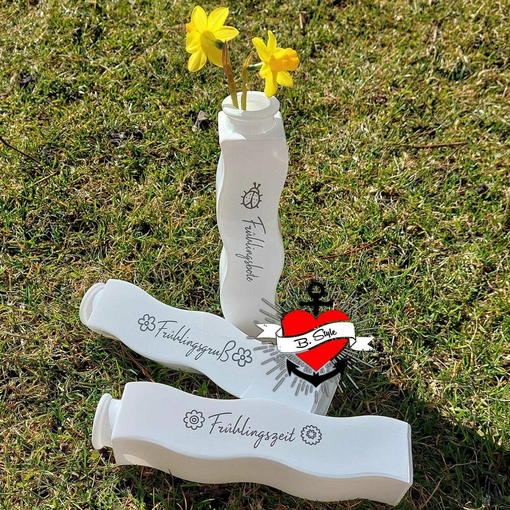Ostern - Frühling Sprüche Plotterdatei von easy-sticks, kreative weiße Vasen mit frischen gelben Blumen, ideal für DIY-Projekte und persönliche Dekoration.