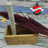 Kerze in einer dekorativen Halterung mit dem Spruch "Schön dass es Dich gibt" aus der Kerzensprüche für jeden Anlass 1 von easy-sticks, perfekte Ergänzung für jeden Anlass.