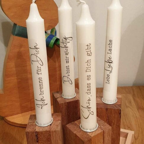 Kerzensprüche für jeden Anlass 1 von easy-sticks: Vier kunstvoll beschriftete Kerzen mit emotionalen Botschaften, stilvoll auf einem Holzständer, umgeben von einem charmanten Osterhasen.