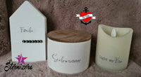 Kerzensprüche für jeden Anlass 1 von easy-sticks: Drei dekorative Kerzen mit den inspirierenden Sprüchen 'Familie', 'Seelentröster' und 'Light my Fire', ideal für ein gemütliches Zuhause.
