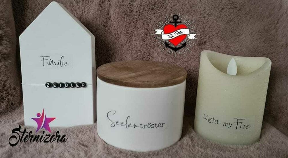 Kerzensprüche für jeden Anlass 1 von easy-sticks: Drei dekorative Kerzen mit den inspirierenden Sprüchen 'Familie', 'Seelentröster' und 'Light my Fire', ideal für ein gemütliches Zuhause.
