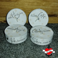 Set aus Kerzen mit der Aufschrift "Glückslicht" und "Ach brenne für Dich" von easy-sticks, inspiriert von der Kerzensprüche für jeden Anlass 1, ideal für Geschenke oder Dekoration.
